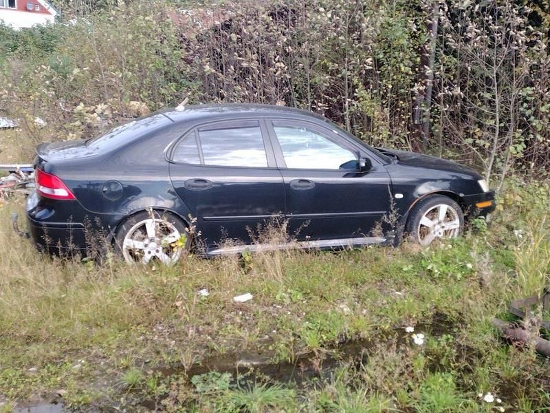 Svart Begagnad 2005 Saab 9-3 Vector Sedan | 7 500 kr (Superpris) - Bild 1/4