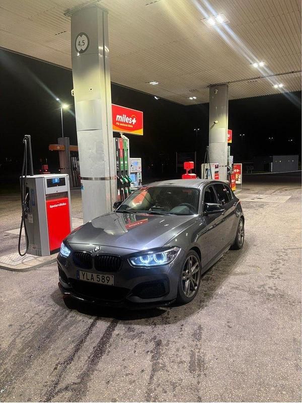 Grå Begagnad 2017 BMW M140 M Sport Halvkombi | 329 000 kr (Bra pris) - Bild 1/4