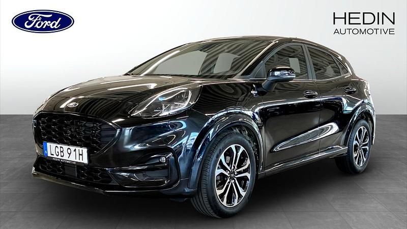 Svart (black) Begagnad 2022 Ford Puma ST-Line Halvkombi | 219 900 kr - Bild 1/4