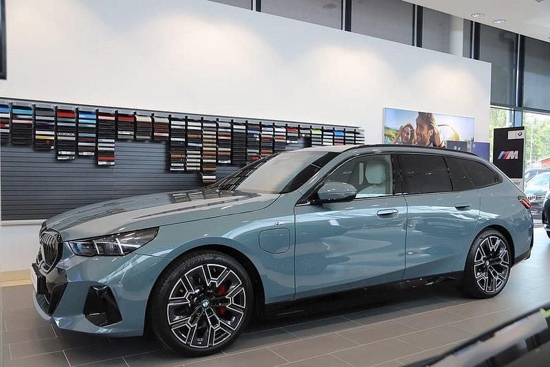 Grön Begagnad 2025 BMW 530e M Sport Kombi | 739 000 kr (Dyr) - Bild 1/2