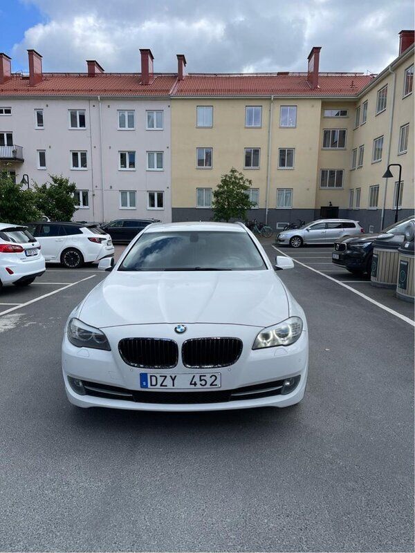 Vit Begagnad 2011 BMW 520 Kombi | 89 000 kr (Marknadspris) - Bild 1/4