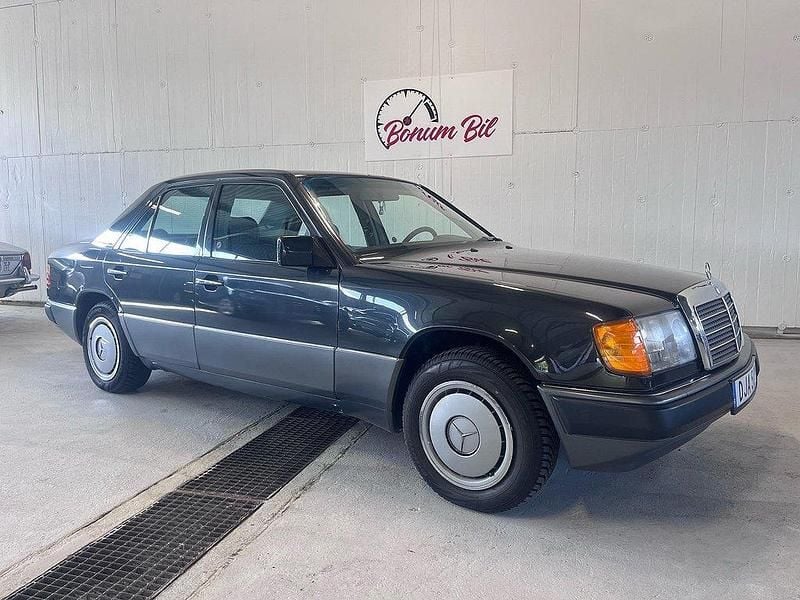 Svart Begagnad 1991 Mercedes 200 Sedan | 149 000 kr - Bild 1/4