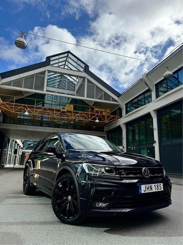 Svart Begagnad 2020 VW Tiguan Design SUV | 280 000 kr (Marknadspris) - Bild 1/4