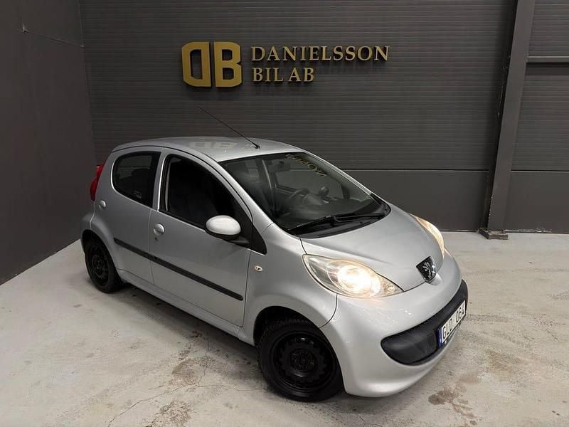Grå Begagnad 2008 Peugeot 107 Halvkombi | 19 800 kr (Marknadspris) - Bild 1/4