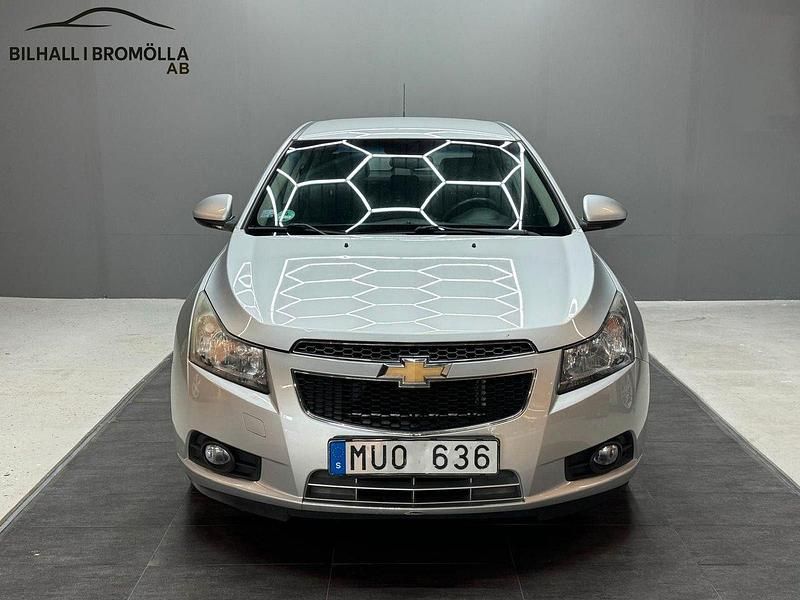 Silver Begagnad 2012 Chevrolet Cruze Halvkombi | 49 900 kr (Lite dyr) - Bild 1/4