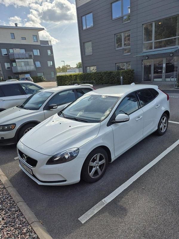 Vit Begagnad 2017 Volvo V40 Kinetic Kombi | 135 000 kr (Bra pris) - Bild 1/1