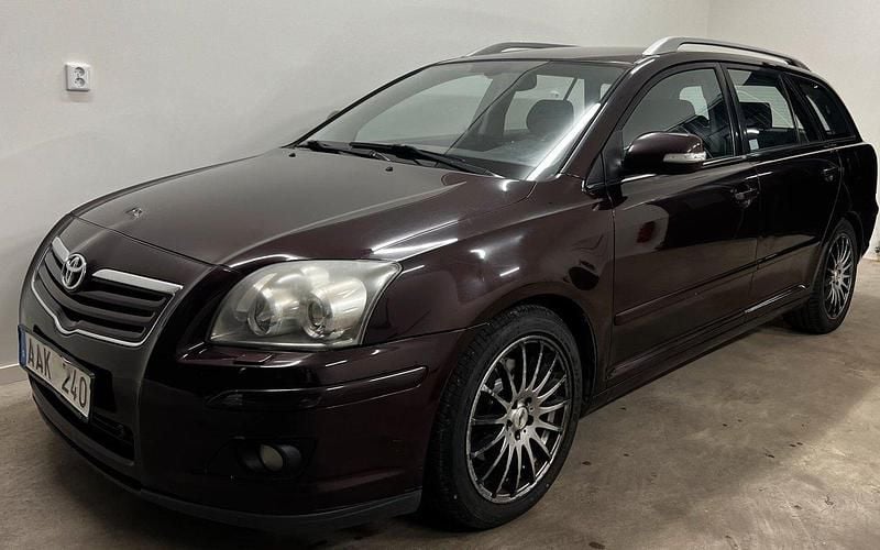 Mörkröd (röd) Begagnad 2007 Toyota Avensis Kombi | 19 900 kr (Superpris) - Bild 1/4