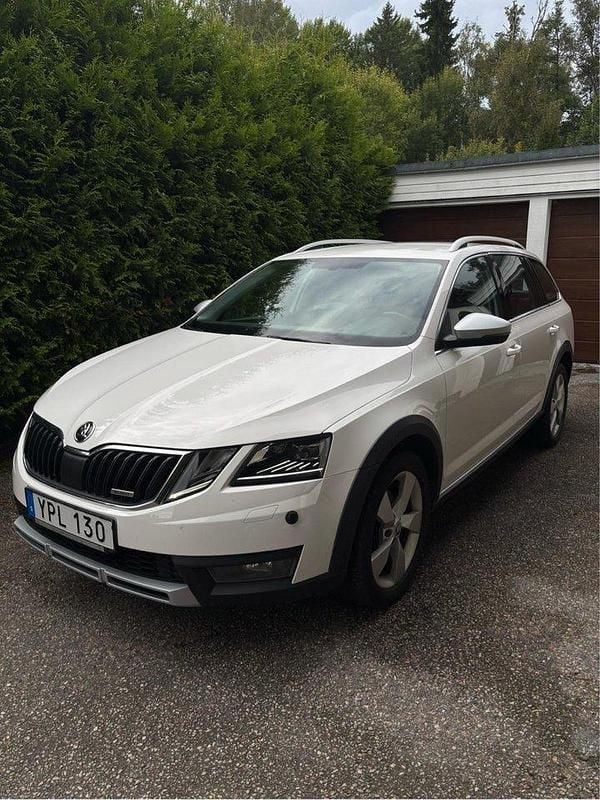 Vit Begagnad 2018 Skoda Octavia Scout Kombi | 150 000 kr (Marknadspris) - Bild 1/4