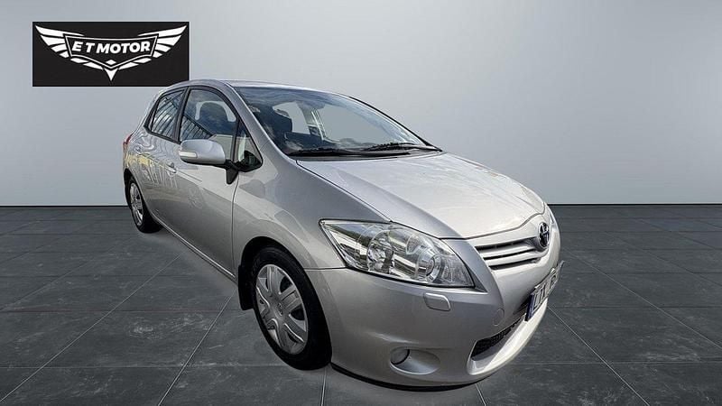 Silver Begagnad 2011 Toyota Auris Plus Halvkombi | 49 900 kr (Marknadspris) - Bild 1/4