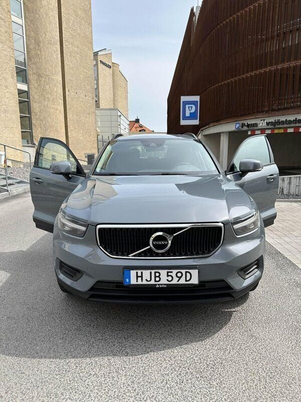 Grå Begagnad 2021 Volvo XC40 Kinetic SUV | 265 000 kr (Marknadspris) - Bild 1/4