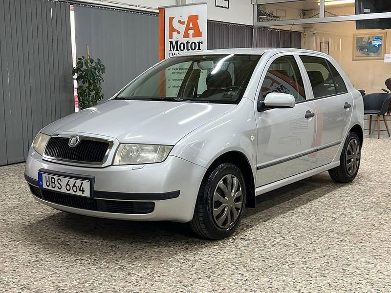 Silver Begagnad 2003 Skoda Fabia Halvkombi | 24 900 kr - Bild 1/4