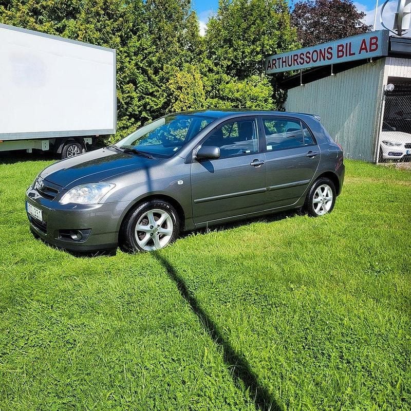 Grå Begagnad 2006 Toyota Corolla Sol Halvkombi | 34 000 kr (Marknadspris) - Bild 1/4