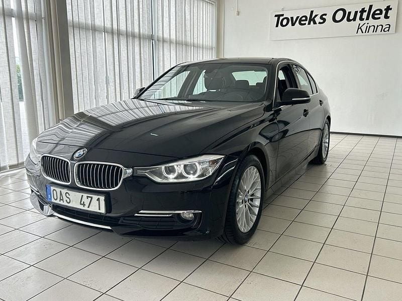 Svart Begagnad 2014 BMW 320 Sedan | 129 900 kr (Superpris) - Bild 1/4