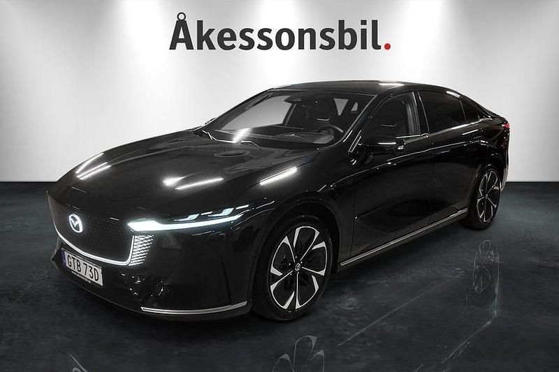 Jet black metallic Ny 2025 Mazda 6e Takumi-Line Halvkombi | 507 900 kr (Dyr) - Bild 1/4