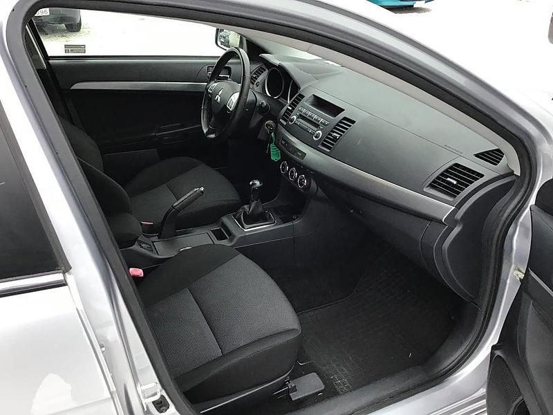 Begagnad Mitsubishi Lancer Sportback Inform 140 HK (102 kW) 2010 Silver Halvkombi