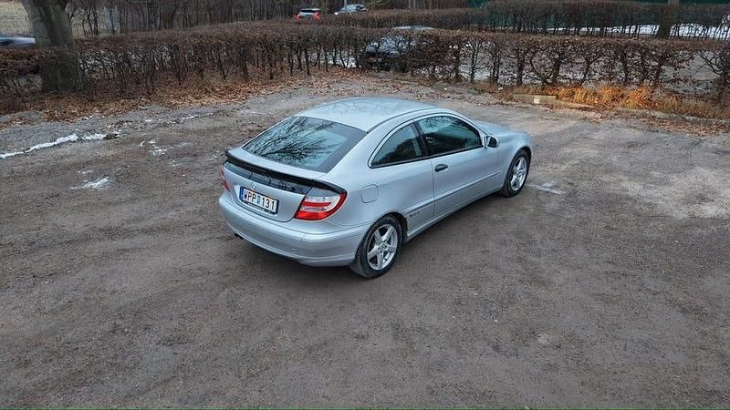 Begagnad Mercedes C180 143 HK (105 kW) 2005 Silver Sportkupé
