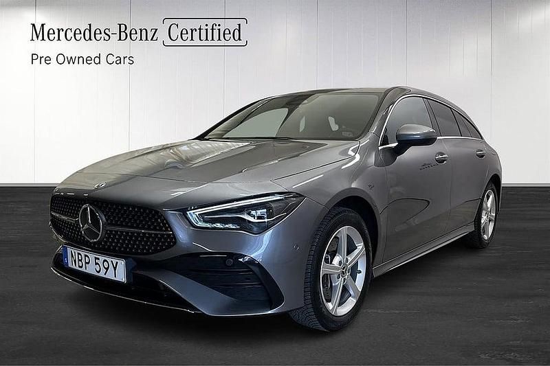 Grå Begagnad 2024 Mercedes CLA250e Shooting Brake AMG Kombi | 389 900 kr (Marknadspris) - Bild 1/4