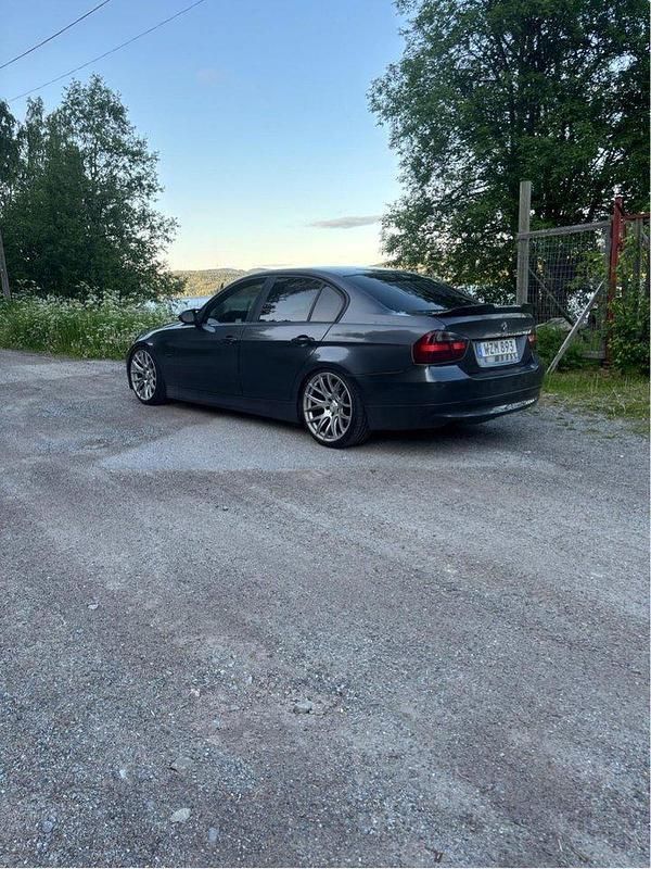 Grå Begagnad 2006 BMW 330 Comfort Edition Sedan | 75 000 kr (Marknadspris) - Bild 1/4