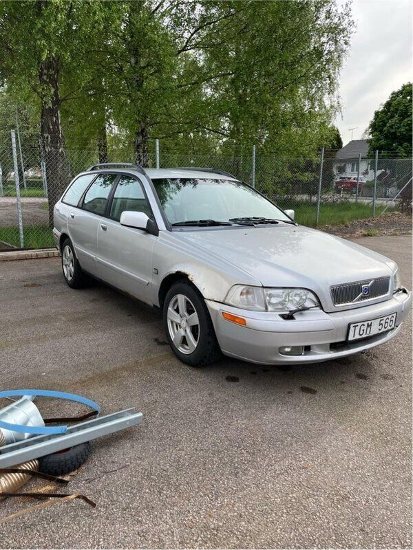 Grå Begagnad 2002 Volvo V40 Kombi | 15 000 kr (Marknadspris) - Bild 1/4