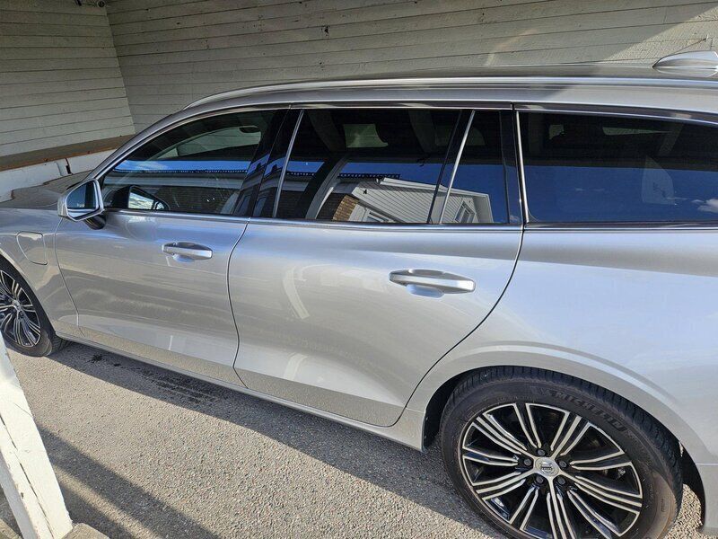 Silver Begagnad 2021 Volvo V60 Kombi | 350 000 kr (Lite dyr) - Bild 1/4