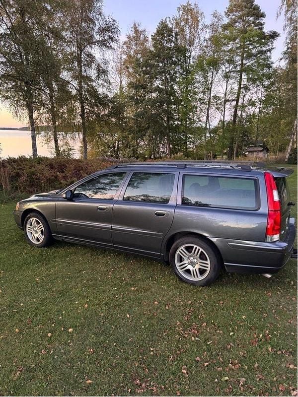 Grå Begagnad 2008 Volvo V70 Momentum Kombi | 34 900 kr (Superpris) - Bild 1/4
