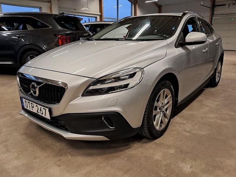 Bright silver metallic Begagnad 2018 Volvo V40 CC Kombi | 169 000 kr (Lite dyr) - Bild 1/4
