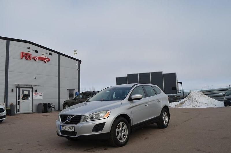 Begagnad Volvo XC60 Momentum 163 HK (119 kW) 2010 Ljusgrå SUV