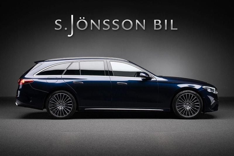 Mörkblå Begagnad 2023 Mercedes E300 AMG Kombi | 679 000 kr - Bild 1/4