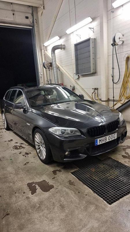 Grå Begagnad 2011 BMW 530 M Sport Kombi | 123 000 kr (Bra pris) - Bild 1/4