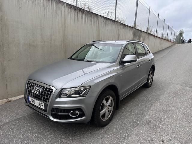 Grå Begagnad 2011 Audi Q5 S-Line SUV | 79 900 kr (Marknadspris) - Bild 1/4