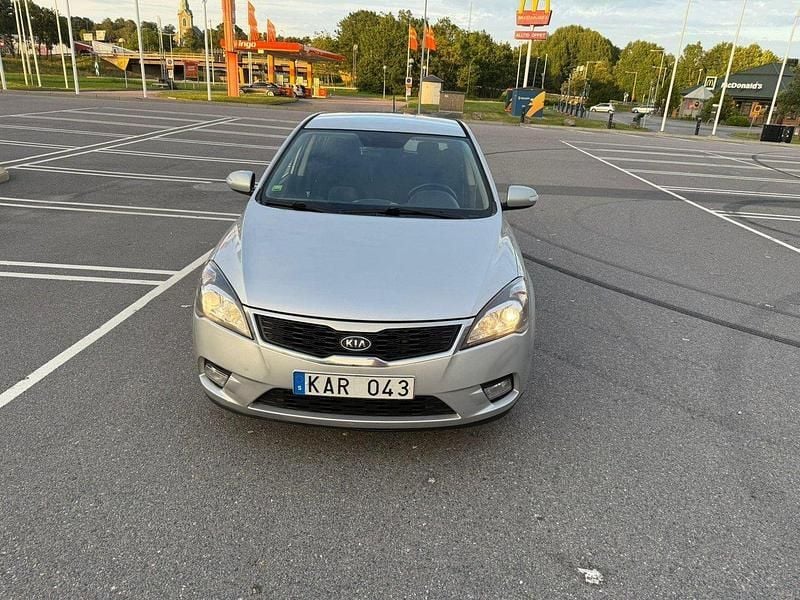 Silver Begagnad 2010 Kia Ceed 4 Halvkombi | 45 000 kr (Marknadspris) - Bild 1/4