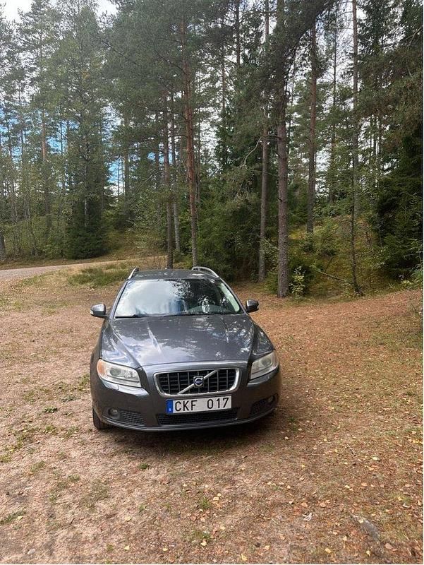 Grå Begagnad 2008 Volvo V70 Summum Kombi | 55 000 kr (Lite dyr) - Bild 1/4
