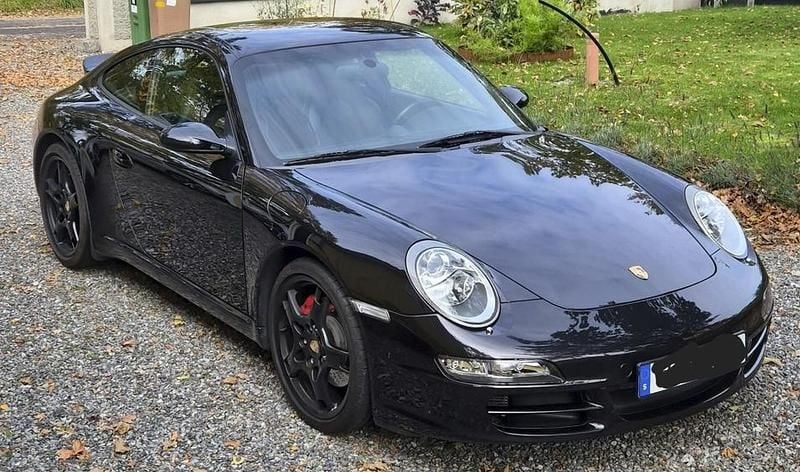 Svart Begagnad 2005 Porsche 911 Carrera S Sport Sportkupé | 619 000 kr (Marknadspris) - Bild 1/2