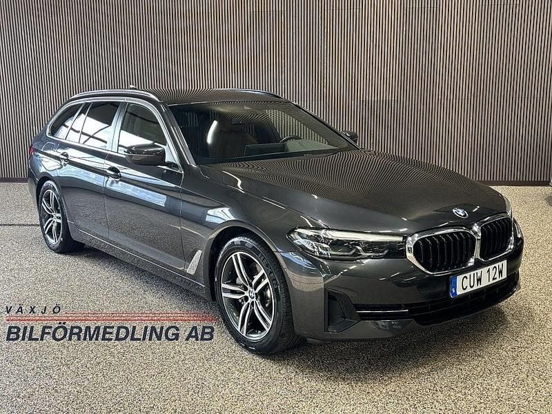 Grå Begagnad 2021 BMW 530e Kombi | 279 900 kr (Superpris) - Bild 1/4