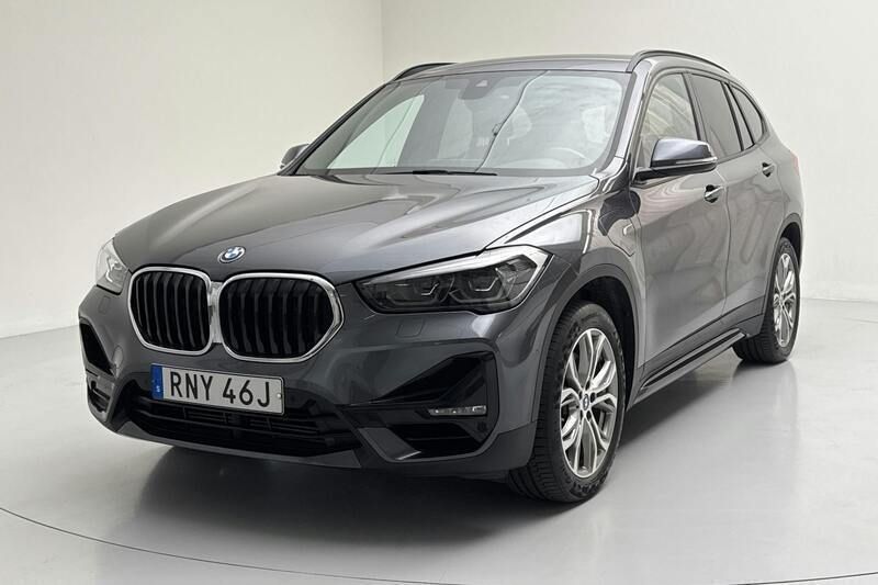 Grå Begagnad 2022 BMW X1 Comfort Edition SUV | 288 800 kr - Bild 1/4