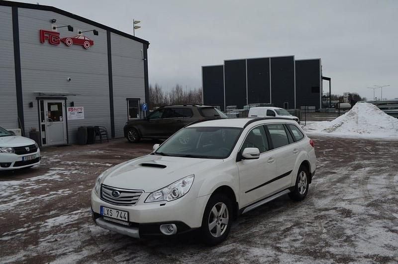 Vit Begagnad 2011 Subaru Outback Kombi | 48 900 kr - Bild 1/4