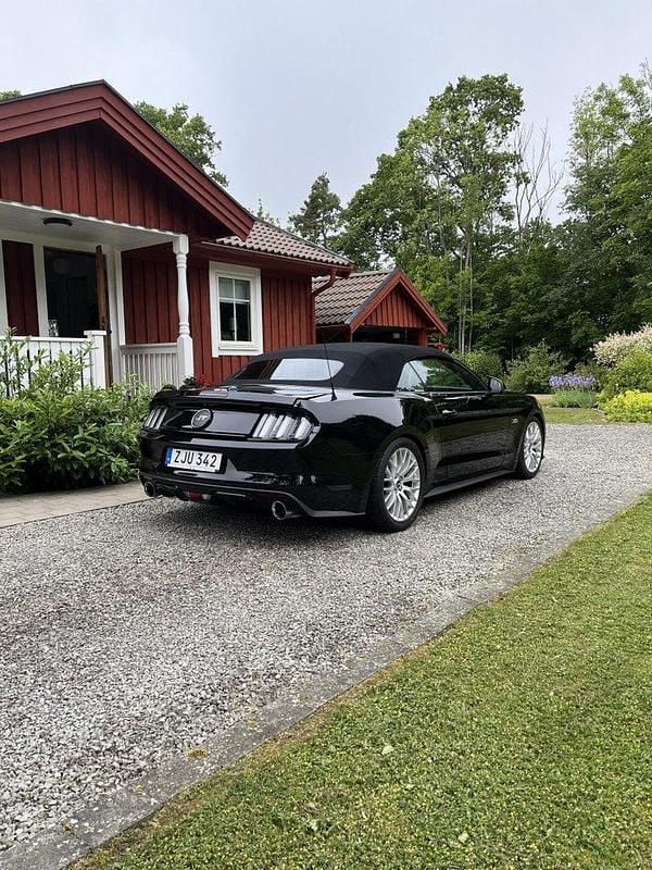 Svart Begagnad 2017 Ford Mustang GT Convertible Cab | 429 000 kr (Marknadspris) - Bild 1/4
