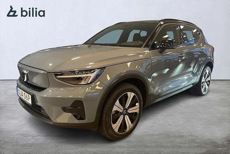 Grå Begagnad 2022 Volvo XC40 Core SUV | 344 900 kr (Superpris) - Bild 1/3