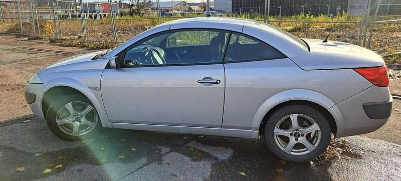 Ljusgrå (grå) Begagnad 2007 Renault Mégane Cabriolet Cab | 26 500 kr (Marknadspris) - Bild 1/4