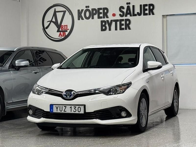 Vit Begagnad 2017 Toyota Auris Hybrid Comfort Halvkombi | 134 900 kr (Bra pris) - Bild 1/4