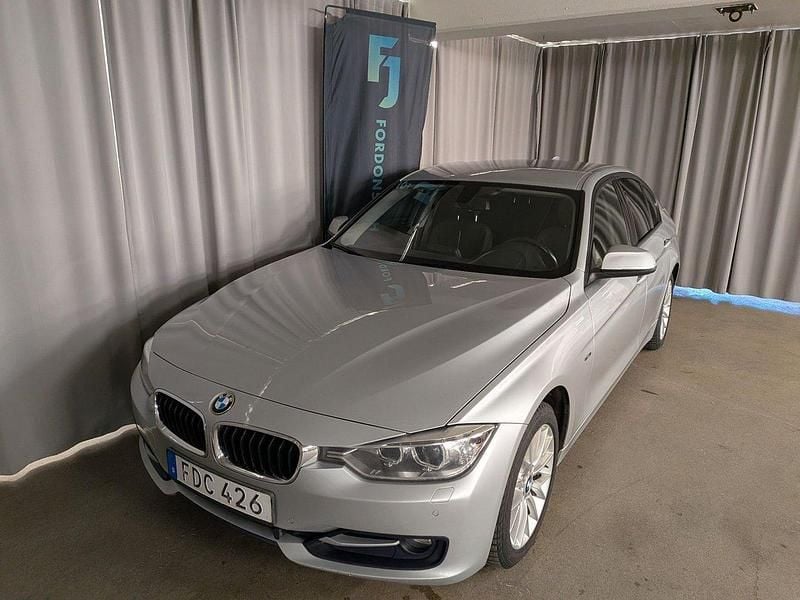 Silver Begagnad 2014 BMW 320 Sport Line Sedan | 139 900 kr (Bra pris) - Bild 1/4