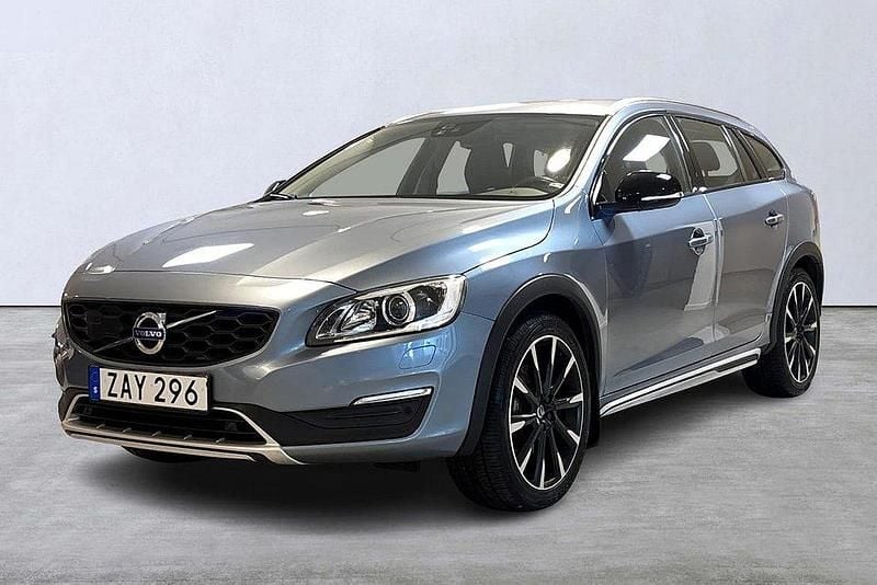 Ljusblå Begagnad 2017 Volvo V60 CC Standard Kombi | 229 900 kr (Lite dyr) - Bild 1/4