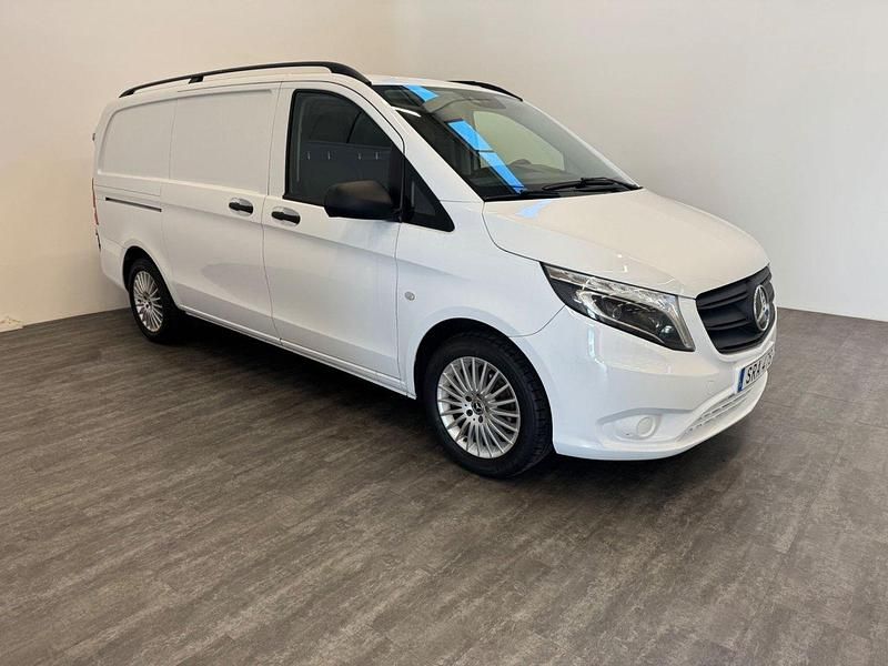 Ljusgrön (vit) Begagnad 2022 Mercedes Vito Minibuss | 235 000 kr - Bild 1/4