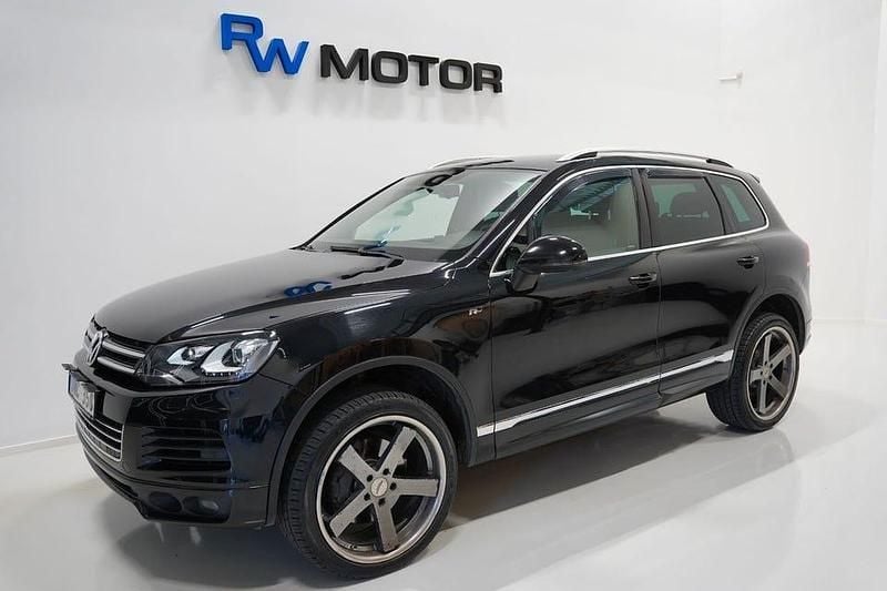 Svart Begagnad 2012 VW Touareg R-line SUV | 169 800 kr (Marknadspris) - Bild 1/4