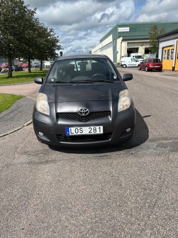 Mörkgrå Begagnad 2011 Toyota Yaris Halvkombi | 35 000 kr (Marknadspris) - Bild 1/4