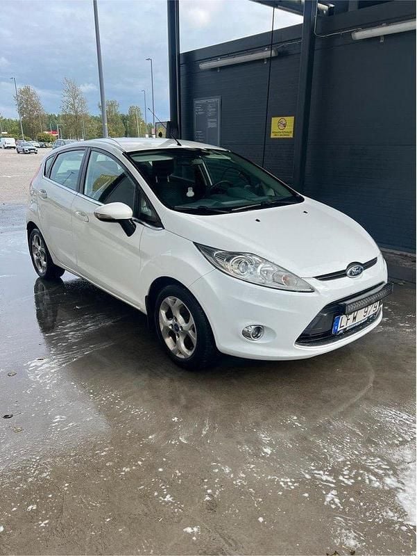Vit Begagnad 2011 Ford Fiesta Titanium Halvkombi | 34 900 kr (Marknadspris) - Bild 1/4