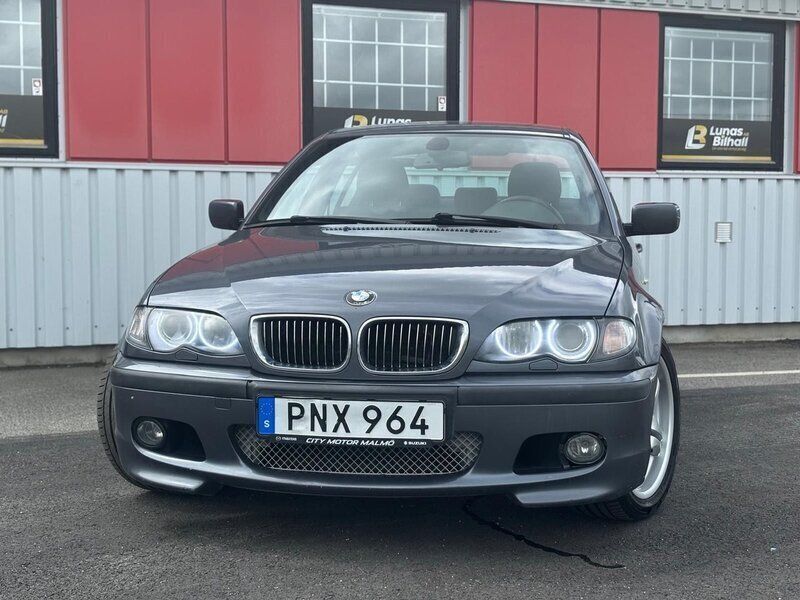 Grå Begagnad 2002 BMW 320 M Sport Sedan | 42 900 kr (Marknadspris) - Bild 1/4
