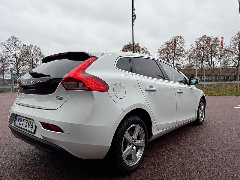 Begagnad Volvo V40 Momentum 120 HK (88 kW) 2016 Vit Halvkombi