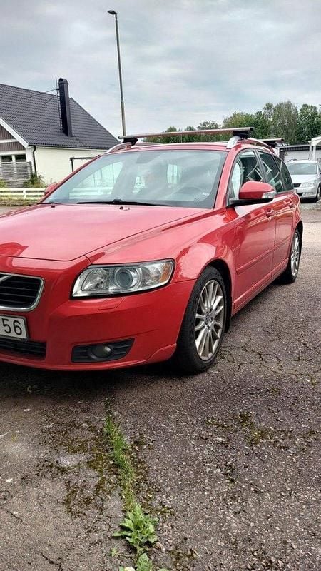 Röd Begagnad 2010 Volvo V50 Summum Kombi | 32 000 kr (Superpris) - Bild 1/4