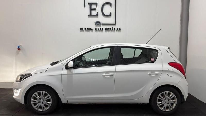 Begagnad Hyundai i20 Premium 75 HK (55 kW) 2014 Vit Halvkombi